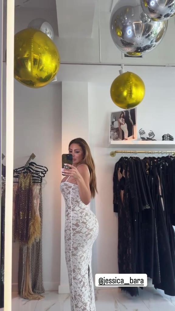 徐娘半老！皮蓬前妻穿吊帶裙自拍，這身材也太炸裂了！