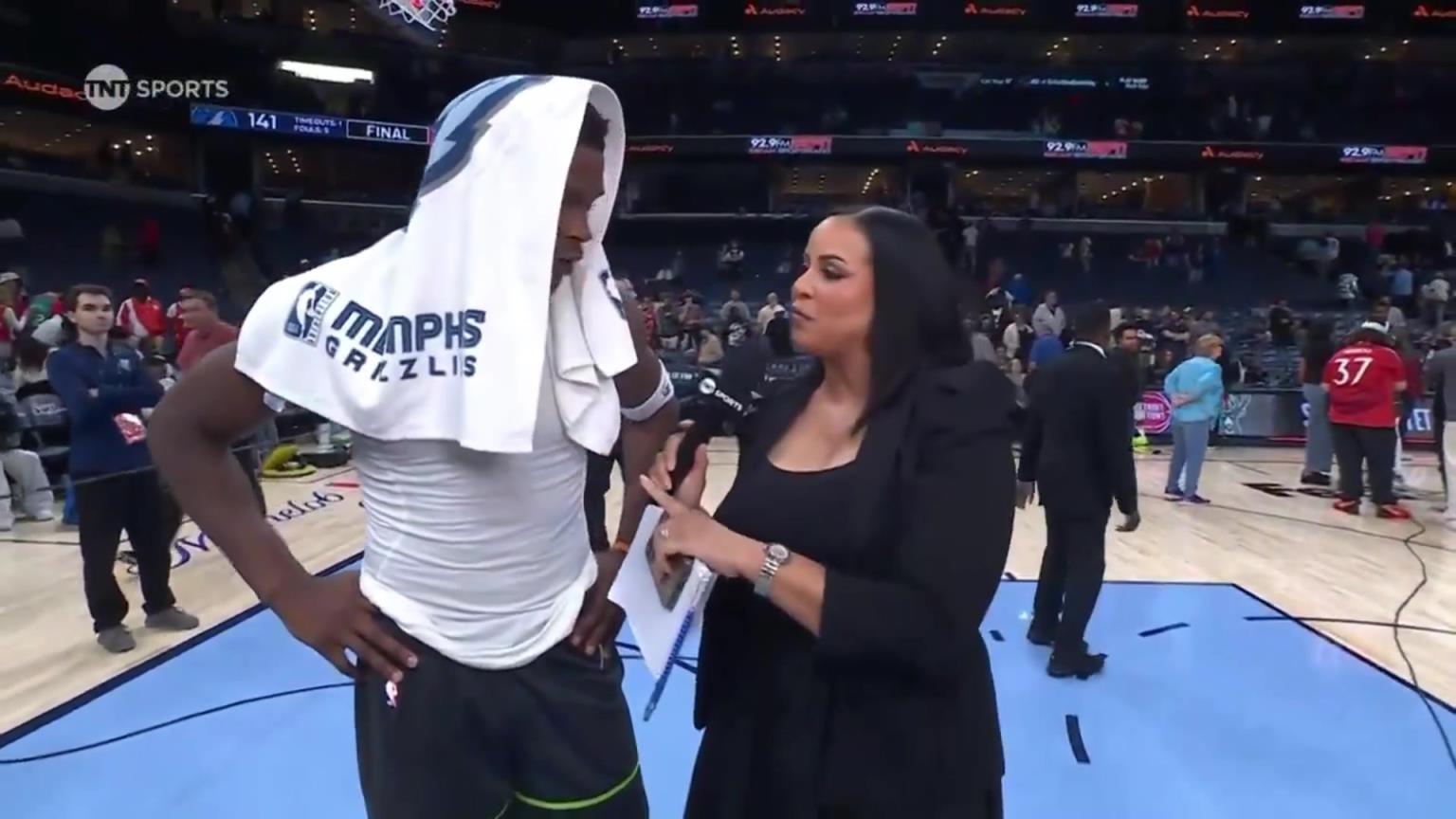 華子賽后接受一位豐滿(mǎn)女記者的采訪(fǎng)！