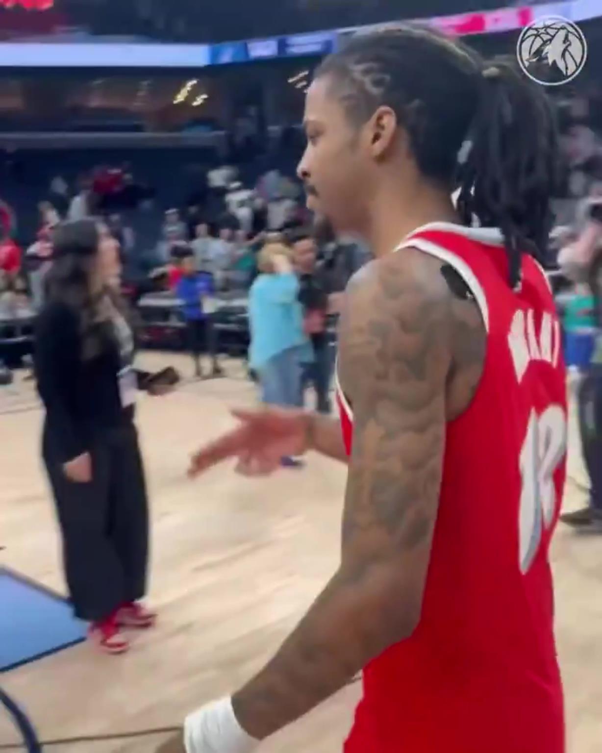 笑死！莫蘭特賽后與華子握手，竟然也是比出“手槍”的手勢(shì)