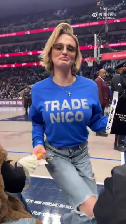 主場(chǎng)不準(zhǔn)球迷打印“解雇Nico”標(biāo)語(yǔ)，女球迷就出此下策