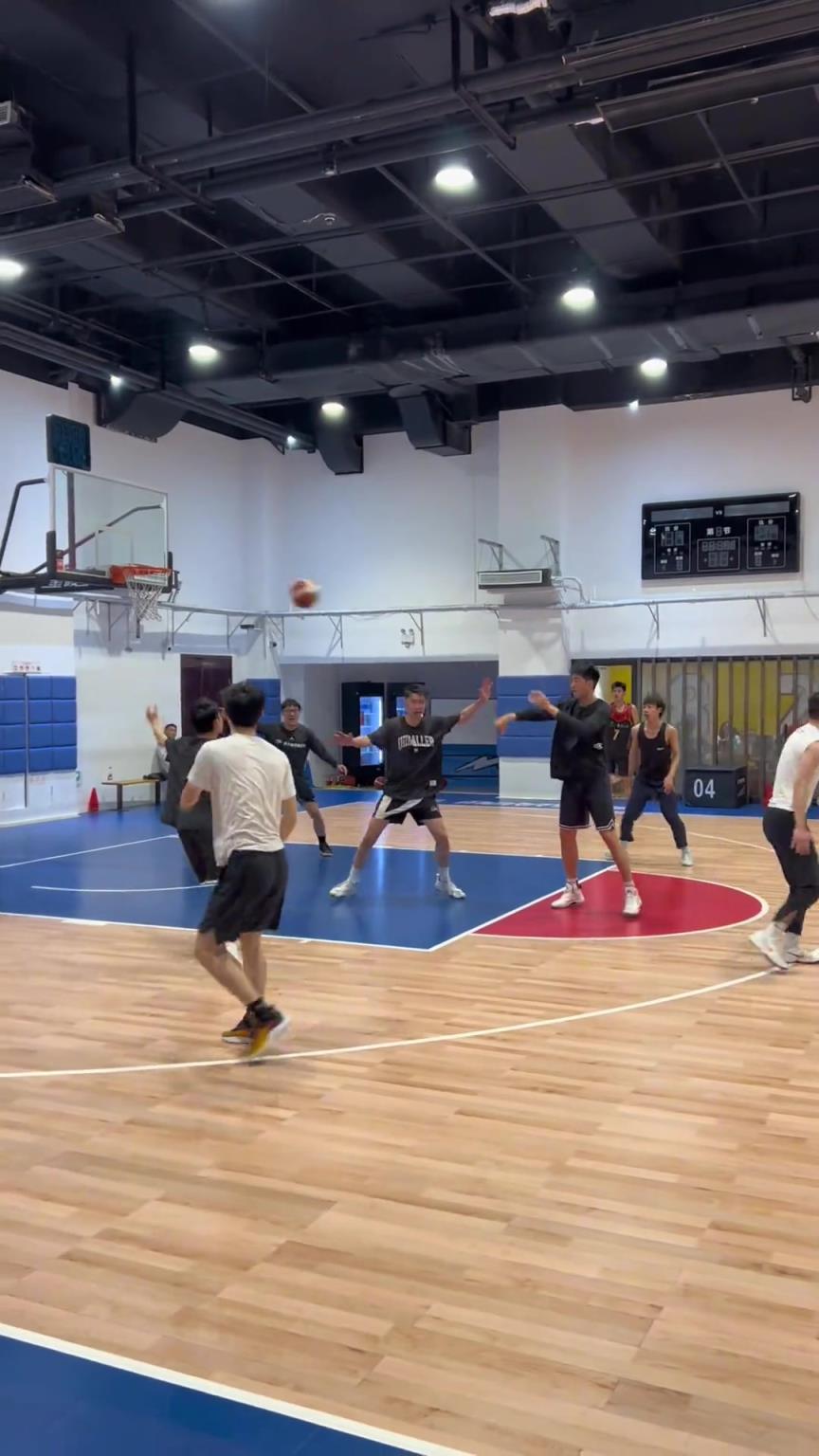 對(duì)手回家后：老婆，我今天在野球場(chǎng)匹配到巔峰馬刺隊(duì)了！