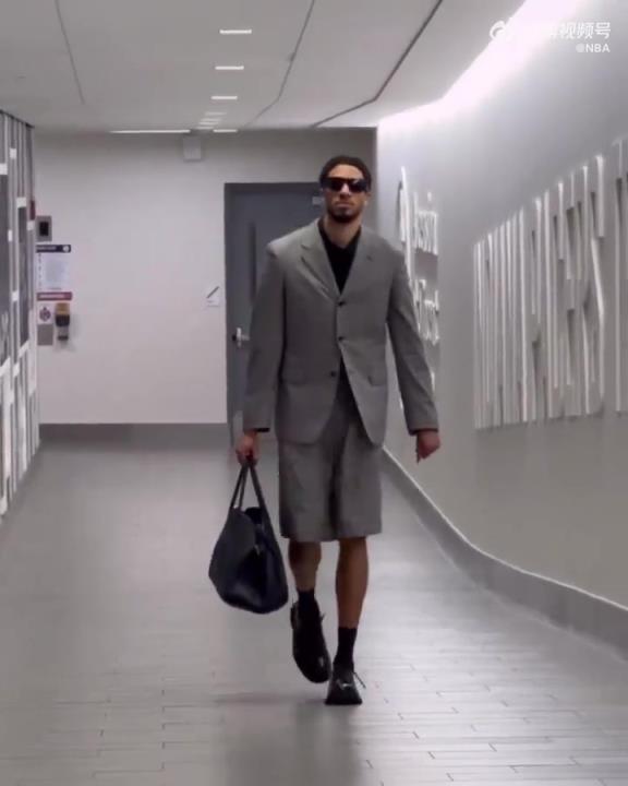 時(shí)尚潮男！哈利今日一身灰西裝短褲墨鏡搭配入場(chǎng) 腿真細(xì)！