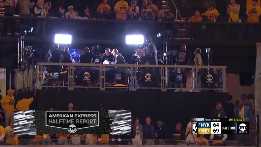 啊？轉(zhuǎn)播鏡頭給到解說(shuō)看臺(tái)，奧尼爾居然抱著一個(gè)人在彎舉