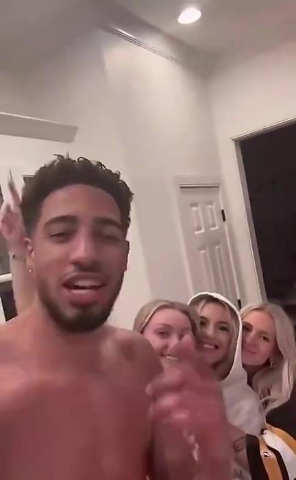 今日怒砍歷史級(jí)三雙！哈利此前光著膀子與三位金發(fā)美女同框