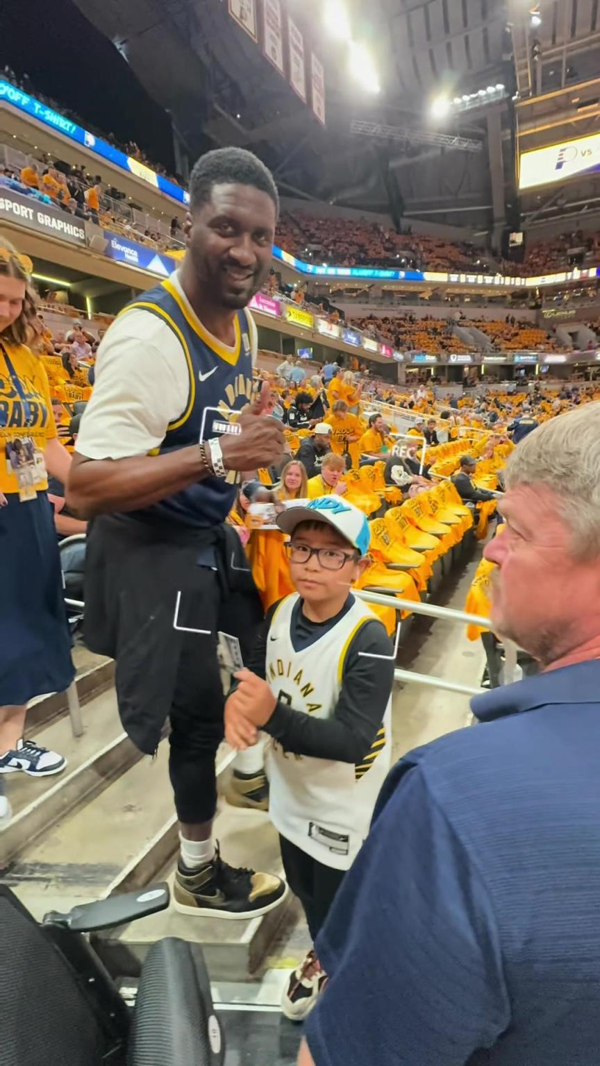 現(xiàn)在真成高圓圓了！步行者名宿希伯特現(xiàn)身主場(chǎng)給小球迷簽名