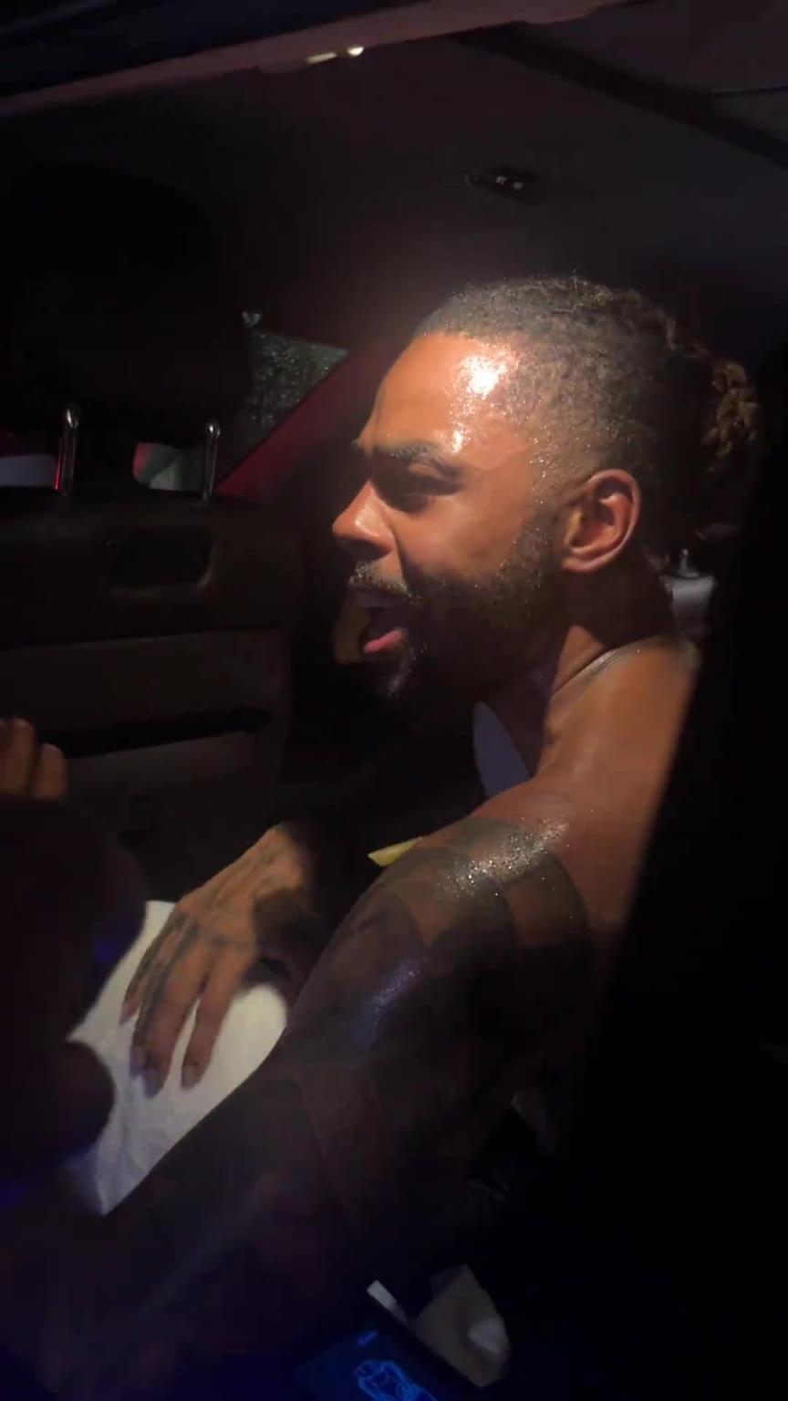 太熱情了！拉塞爾中國(guó)行坐車(chē)離開(kāi)球迷們被團(tuán)團(tuán)圍住