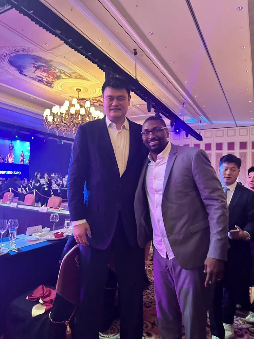 阿泰斯特曬與姚明合照：這是我最喜歡的隊(duì)友 姚??！