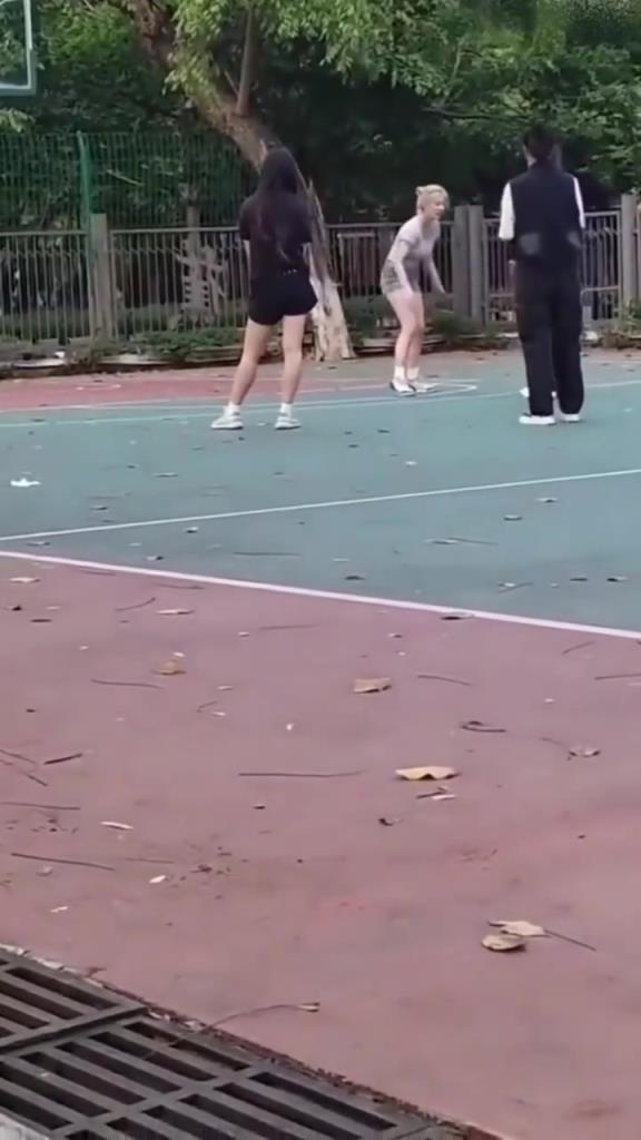 上來(lái)就背打女生的男人，真的活該沒(méi)有女朋友啊