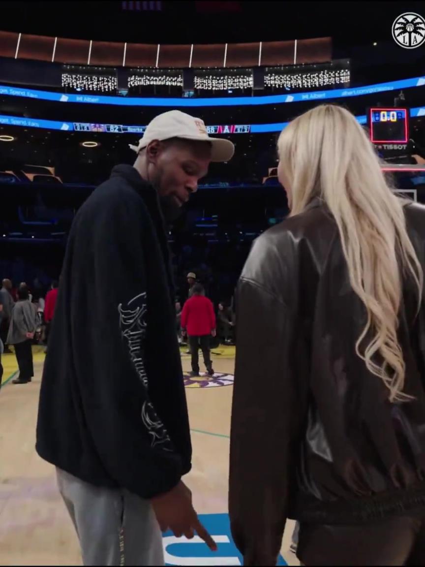 小帥這氣質(zhì)！杜蘭特與庫里教妹布林克擁抱，眼睛好像一直偷瞟布林克大長腿