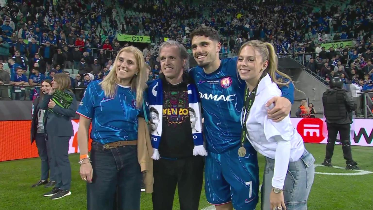 內(nèi)托好福氣！奪冠后高顏值女友來(lái)合照，身材相當(dāng)哇塞！