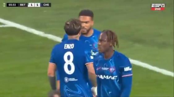 繼續(xù)干！恩佐進(jìn)球后給了詹姆斯一巴掌，兩人頂頭互相打氣