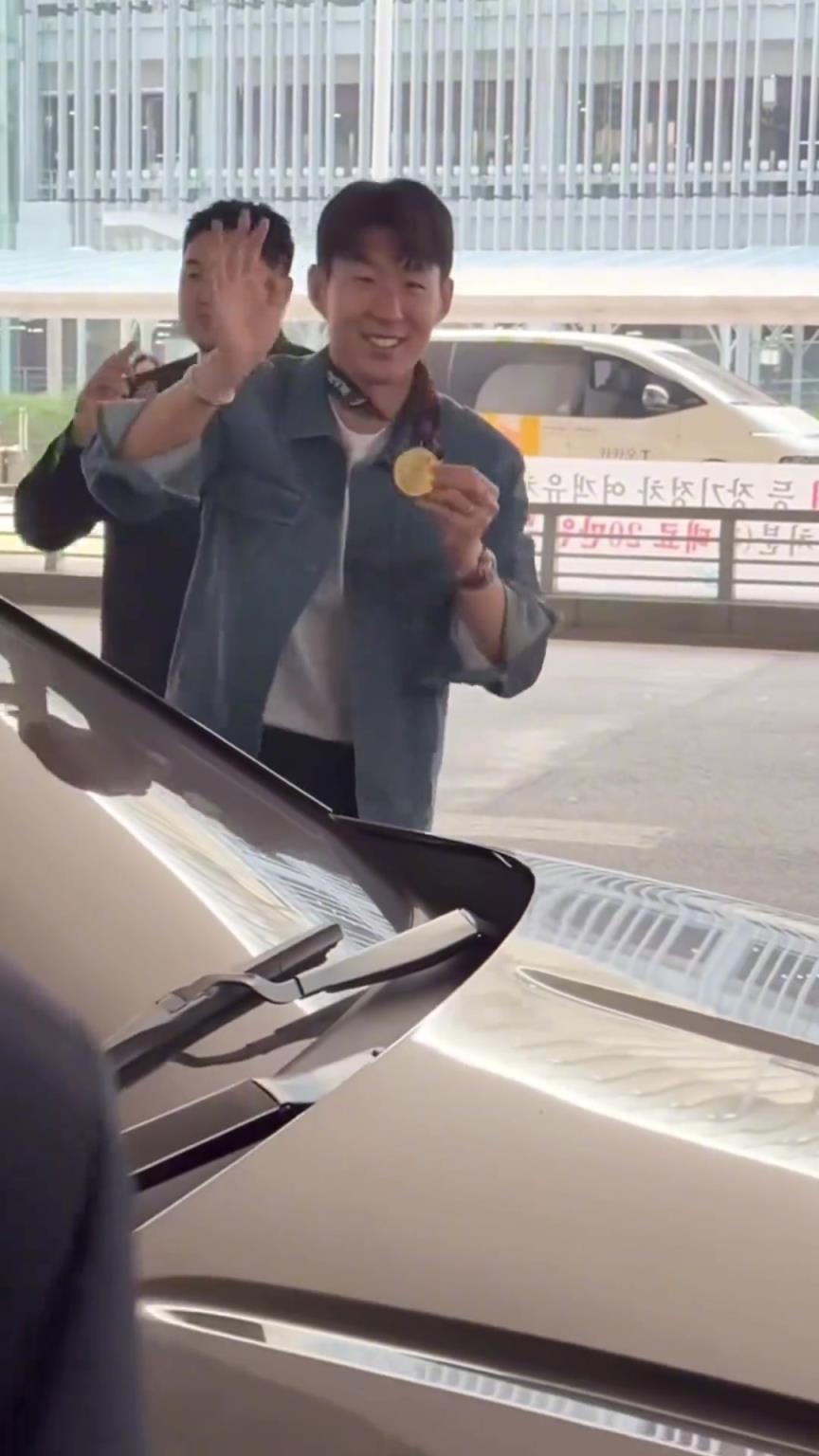 衣錦還鄉(xiāng)！孫興慜返回韓國(guó)，眾多女球迷讓其把歐聯(lián)獎(jiǎng)牌戴上