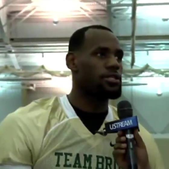 哥兩個(gè)還會(huì)這個(gè)?。?1年NBA停擺期間老詹和阿杜組隊(duì)玩橄欖球