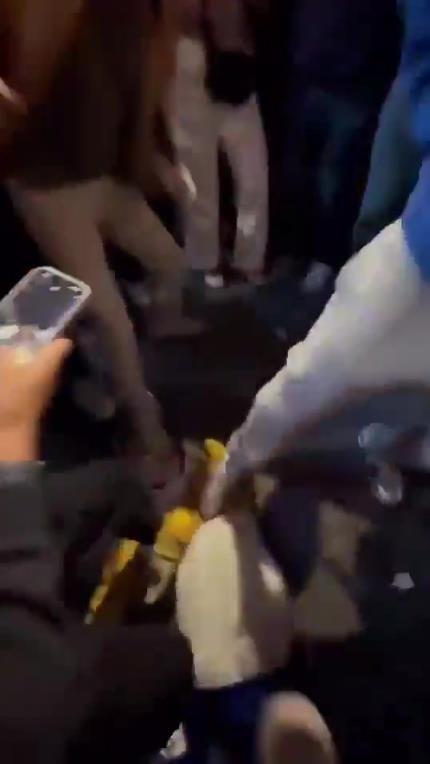 驚！尼克斯大勝步行者后，哈利伯頓遭主場(chǎng)球迷群毆