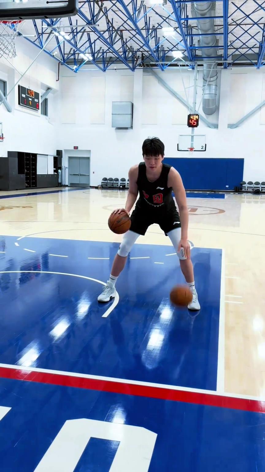 楊瀚森今日份訓(xùn)練！這個左右手運球協(xié)調(diào)性真不錯