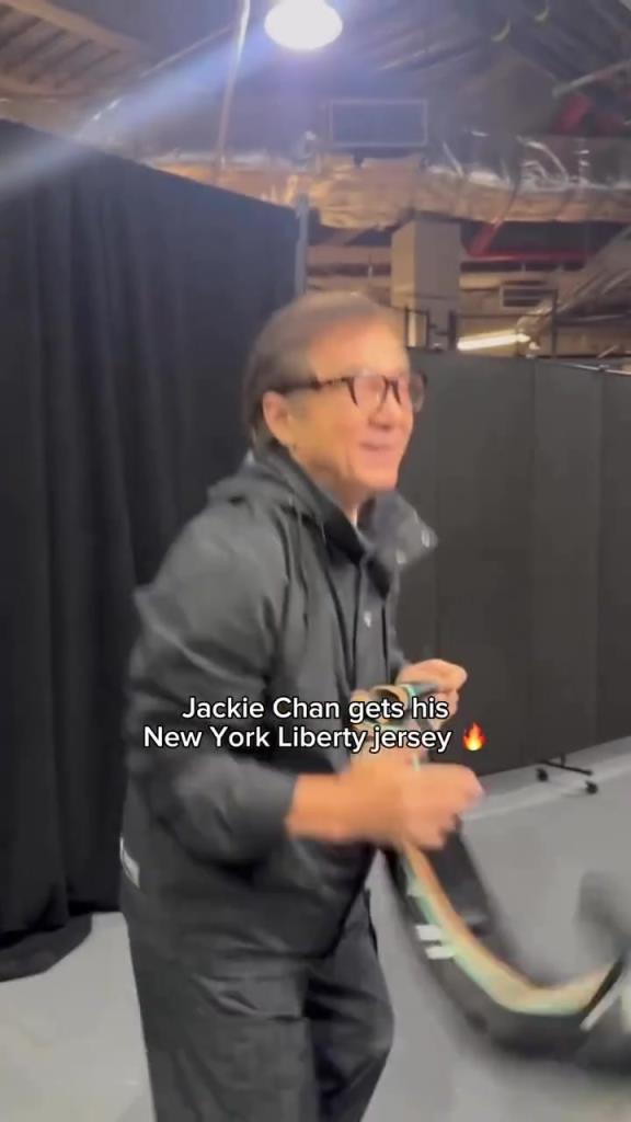 肌肉記憶！成龍這幾下空氣運球像是進了家具城