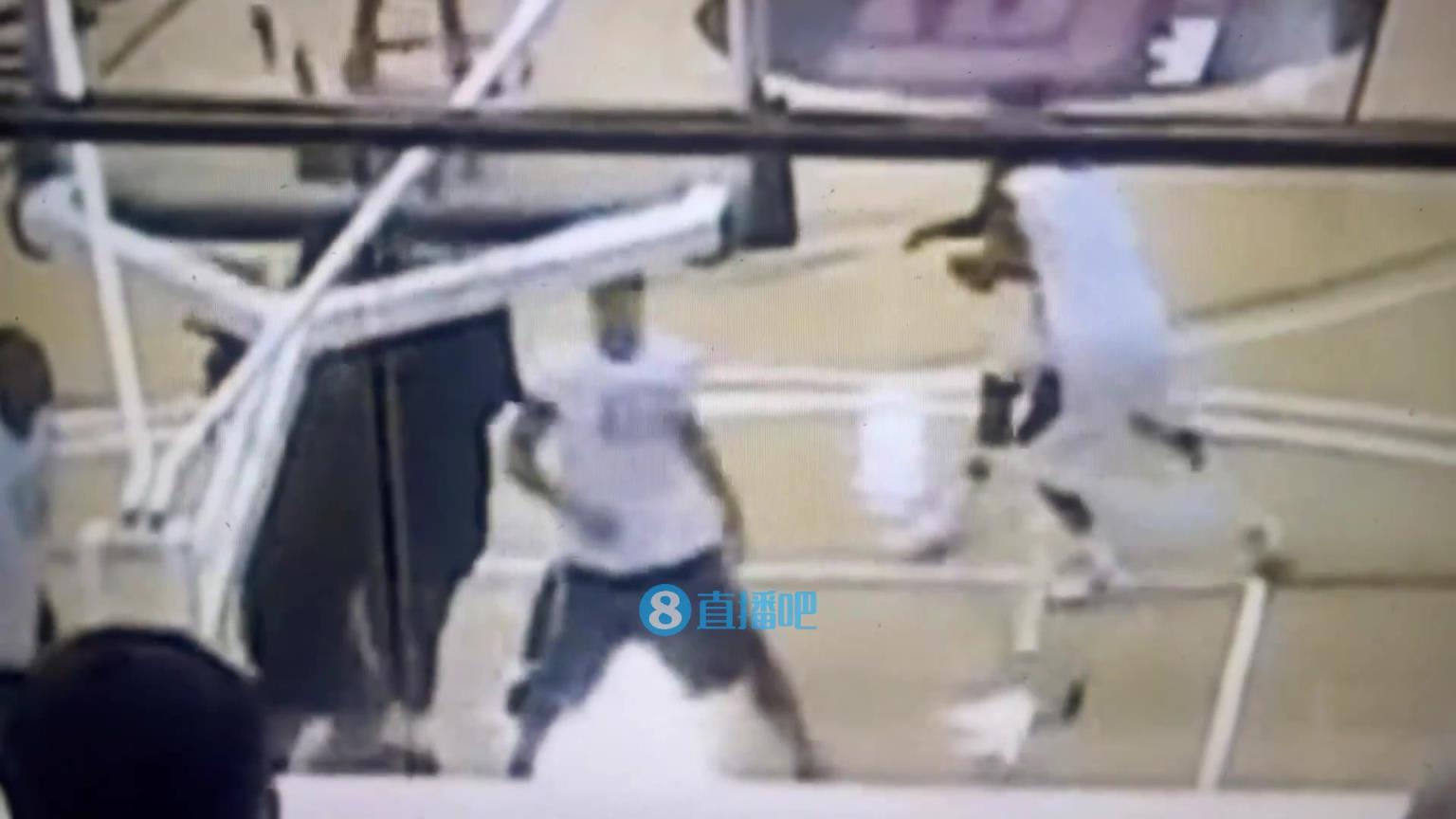 引熱議！美媒翻舊賬：當年詹姆斯被大學生隔扣，耐克沒收了錄像帶