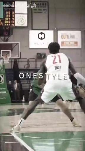 正統(tǒng)美式后衛(wèi)！JD戴維森炒菜后低手合球，對抗上籃打進！