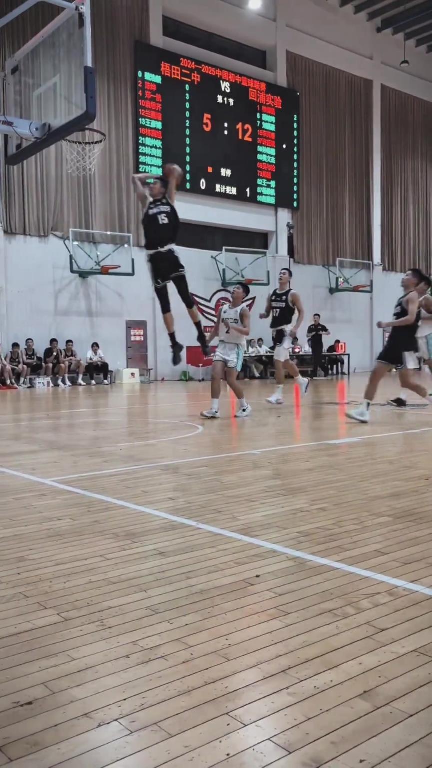 起來就扣啊！現(xiàn)在的初中生都這么打球的嗎