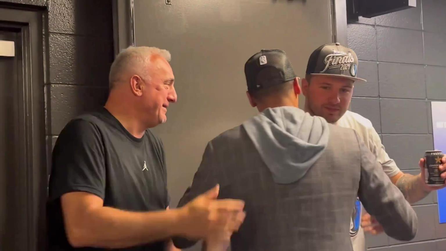 去年的今天，東契奇率隊殺入總決賽，賽后喝啤酒被芬利沒收