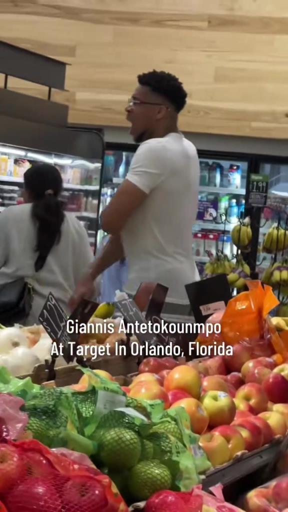 好男人啊！字母哥在奧蘭多度假 陪妻子一起逛超市