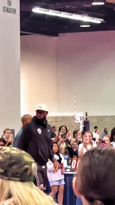 什么是巨星??！詹姆斯現(xiàn)身排球場被小球迷包圍 這就是行走的流量