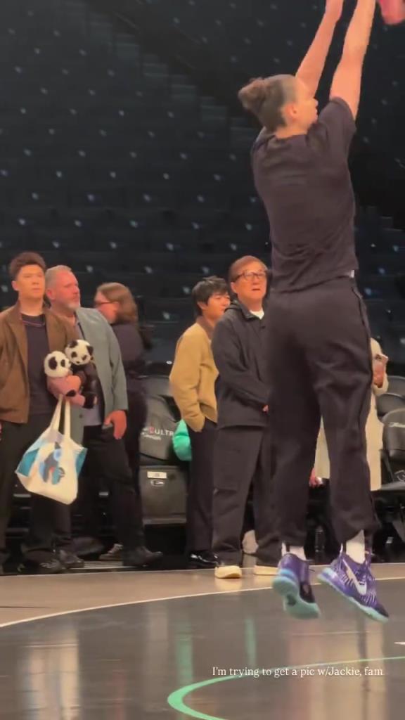 71歲成龍現(xiàn)身巴克萊中心看女籃比賽：她們投籃怎么那么準(zhǔn)?。?！