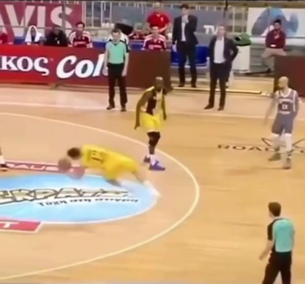 下地真快！搶斷這哥們兒多少是有點門將基礎(chǔ)