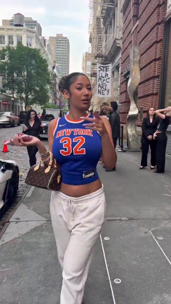 哇塞！一豐滿尼克斯女球迷身穿唐斯球衣，真是太吸引眼球了