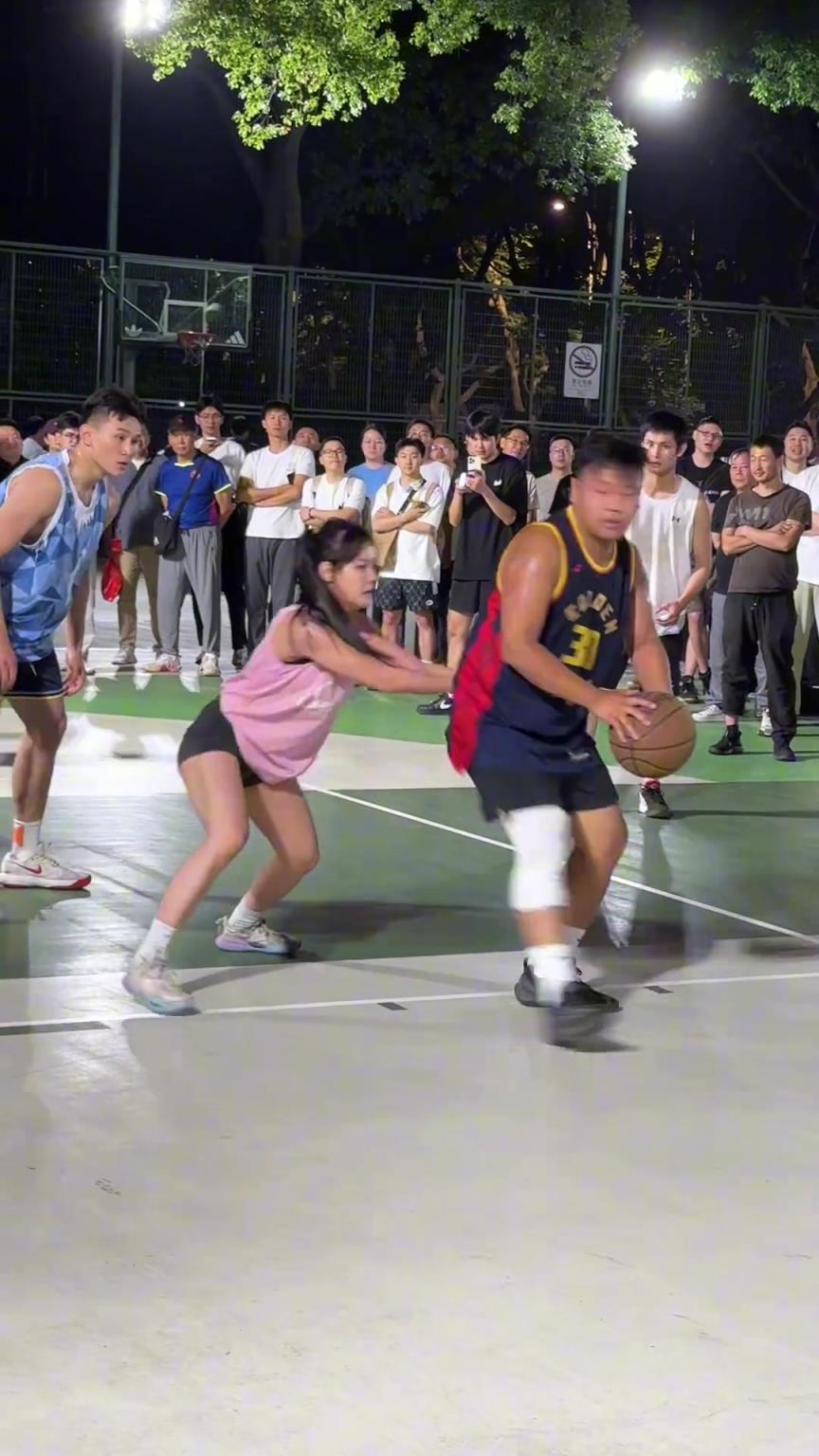 這哥們看見防自己的是女生，一個(gè)勁背打，球也不傳了