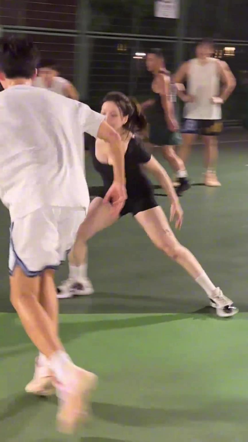 小姐姐防得真兇！瘦點(diǎn)的男生都拿她沒辦法